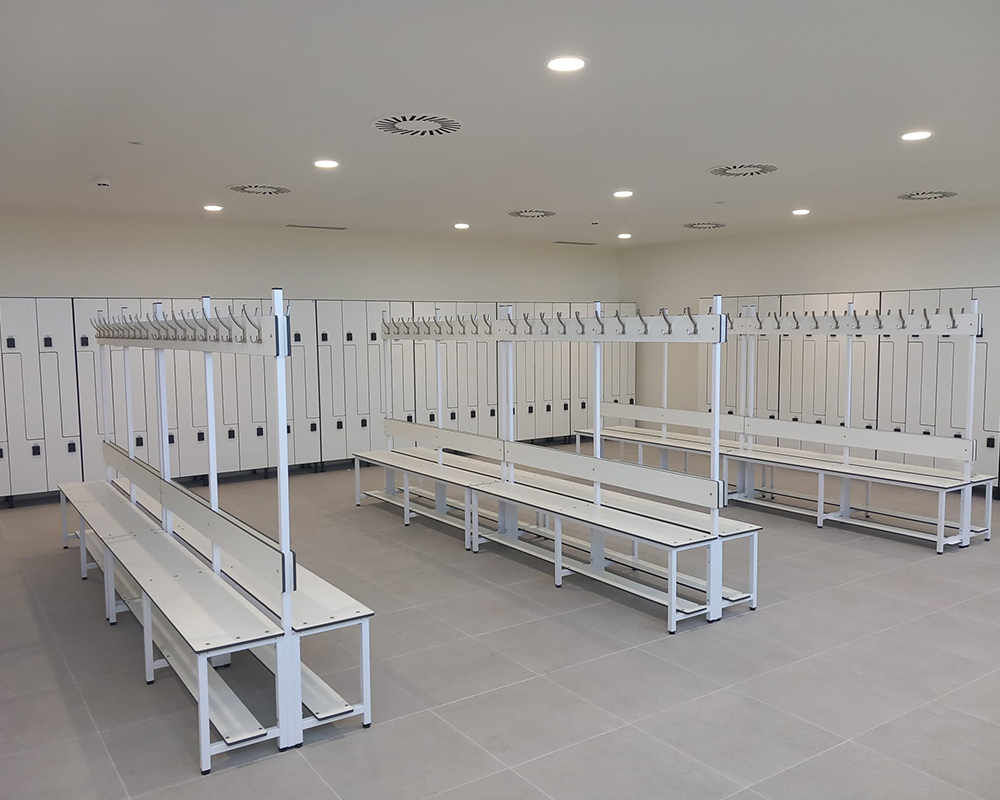 Casiers phénoliques en forme de L avec serrure électronique et bancs phénoliques